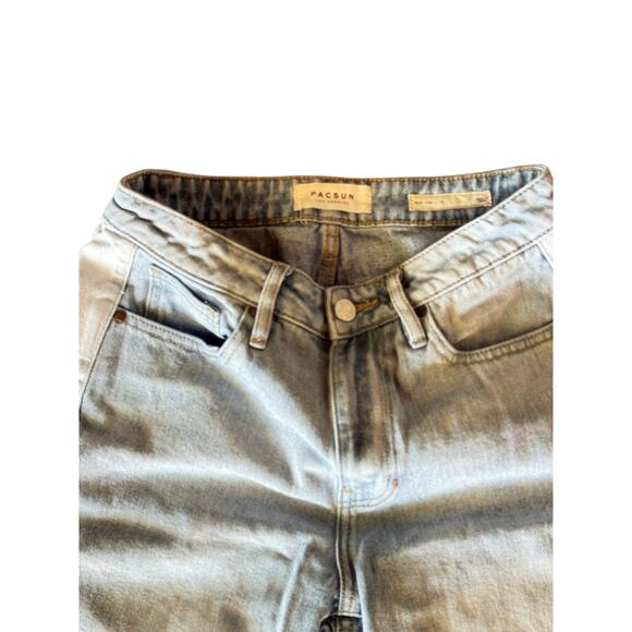 PacSun “Mom Jean” size 26 light wash with raw edges - Picture 6 of 9